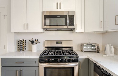Burbank Apartment | King Bed Near Universal Studios | In-Unit W/D 2004