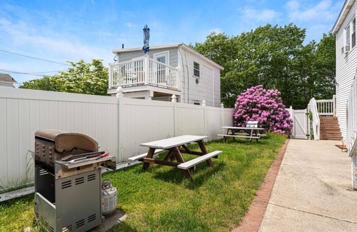 Old Orchard Beach Apartment | King Bed Near Beach Pier and Palace Playland 441
