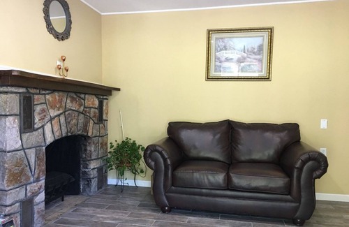 Milford House | King Bed Non Smoking Room, Scottish Inns Milford, Convenient Spot, Free Parking
