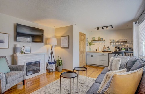 East Colorado Springs House | King bed | Pet friendly | Mountain Views | Safe