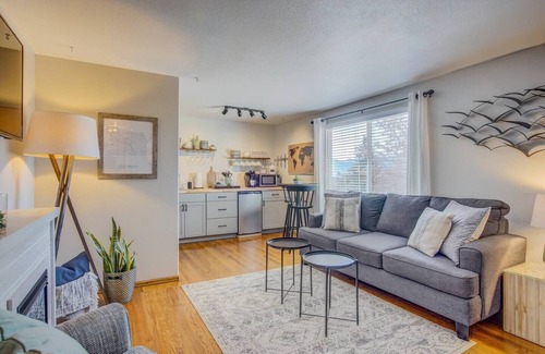East Colorado Springs House | King bed | Pet friendly | Mountain Views | Safe