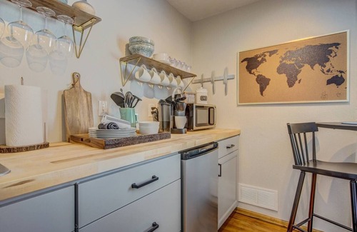 East Colorado Springs House | King bed | Pet friendly | Mountain Views | Safe