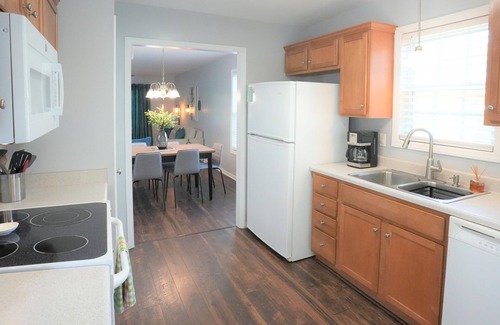 High Point House | King Bed, Pet Friendly, and Extended Stay 30+ Days Cozy Retreat