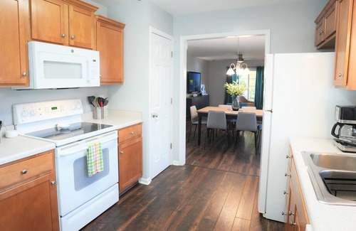 High Point House | King Bed, Pet Friendly, and Extended Stay 30+ Days Cozy Retreat