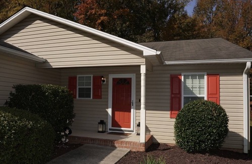 High Point House | King Bed, Pet Friendly, and Extended Stay 30+ Days Cozy Retreat