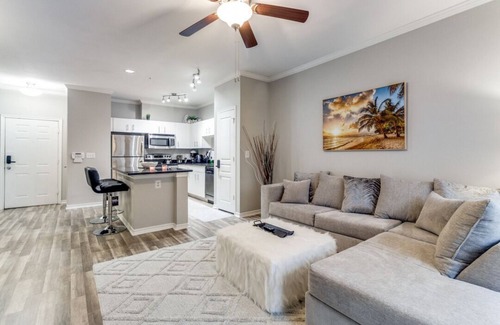 Cityplace Apartment | King Bed-Pool-Hot Tub-Gym-Uptown-Pet Friendly!