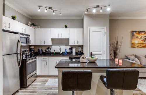 Cityplace Apartment | King Bed-Pool-Hot Tub-Gym-Uptown-Pet Friendly!