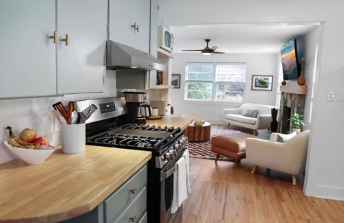 Black Mountain House | King Bed Prime Location Walk to Downtown