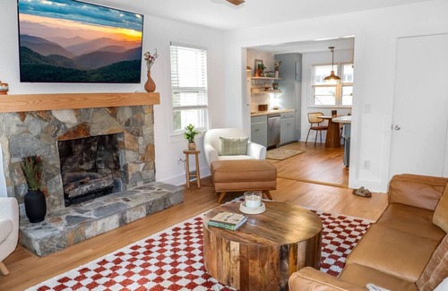 Black Mountain House | King Bed Prime Location Walk to Downtown
