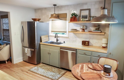 Black Mountain House | King Bed Prime Location Walk to Downtown