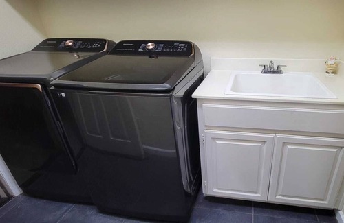 Antioch House | King Bed Private Room/Bathroom + FREE Parking