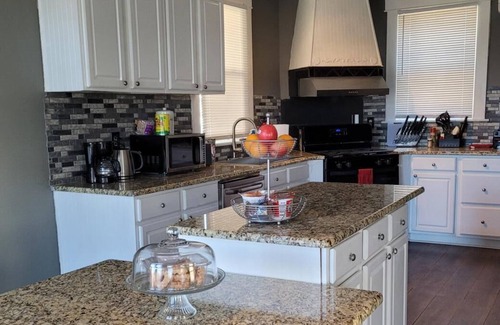 Portsmouth Apartment | King Bed River View House & Guest House Fenced