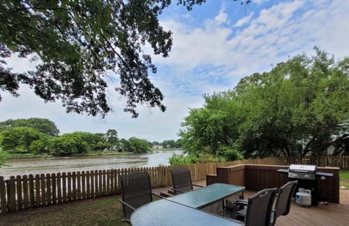 Portsmouth Apartment | King Bed River View House & Guest House Fenced