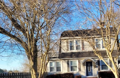 Portsmouth Apartment | King Bed River View House & Guest House Fenced