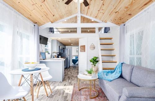 Guntersville Cottage | King Bed Romantic Tiny House + Outdoor Games + Minutes to Lake Guntersville