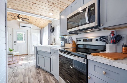 Guntersville Cottage | King Bed Romantic Tiny House + Outdoor Games + Minutes to Lake Guntersville