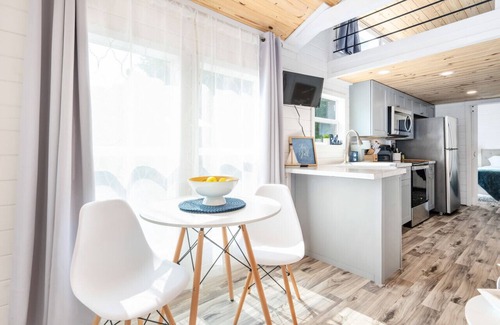 Guntersville Cottage | King Bed Romantic Tiny House + Outdoor Games + Minutes to Lake Guntersville