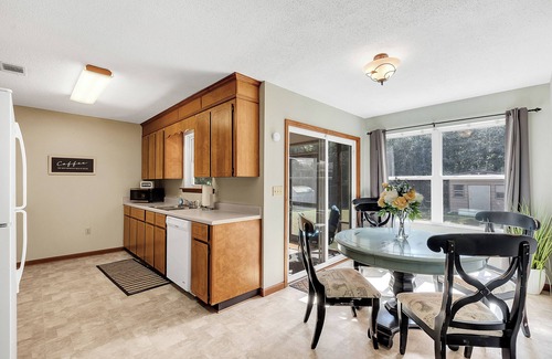 Warner Robins House | King Bed, Screened Porch, Covered RV parking & Garage! Great for extended stays