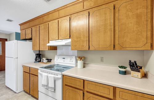 Warner Robins House | King Bed, Screened Porch, Covered RV parking & Garage! Great for extended stays