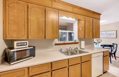 Warner Robins House | King Bed, Screened Porch, Covered RV parking & Garage! Great for extended stays