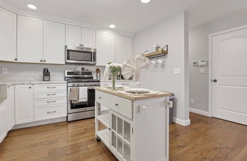 Sugar Grove House | King Bed Serenity Retreat Hot Tub/Bar/Game Room
