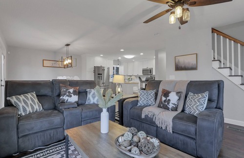 Sugar Grove House | King Bed Serenity Retreat Hot Tub/Bar/Game Room