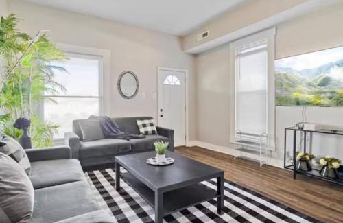 Fountain Square House | King Bed-Sleep 8-Baby-Fireplace-Laundry