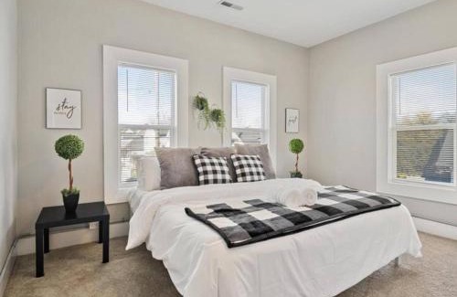 Fountain Square House | King Bed-Sleep 8-Baby-Fireplace-Laundry