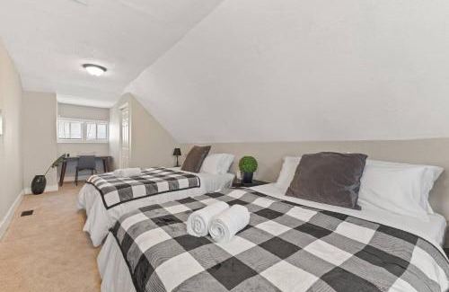 Fountain Square House | King Bed-Sleep 8-Baby-Fireplace-Laundry