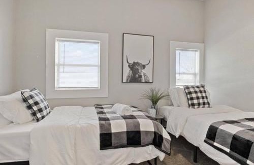 Fountain Square House | King Bed-Sleep 8-Baby-Fireplace-Laundry