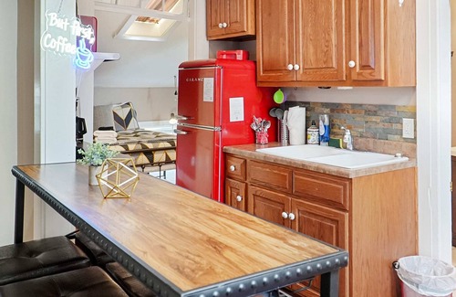 Butchertown House | King Bed|Sleeps 10|Parking | Great Location Loft!