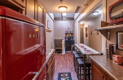 Butchertown House | King Bed|Sleeps 10|Parking | Great Location Loft!