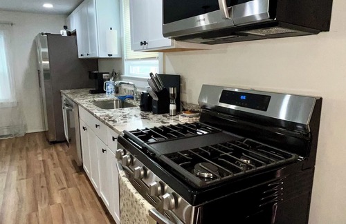 Fort Plain House | King bed, Spacious 4 bed, 2bth house with a workspace, laundry in unit, WiFi.