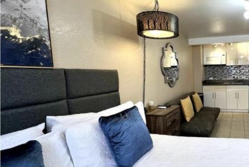 Waikiki Apartment | KING BED, Spacious, Legal, VIEW