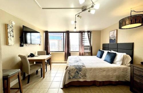 Waikiki Apartment | KING BED, Spacious, Legal, VIEW