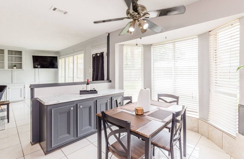 Houston House | |King Bed Suite|North Houston Modern Style Home