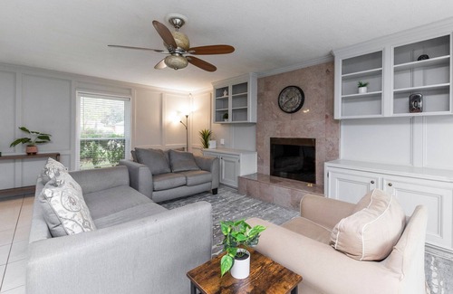 Houston House | |King Bed Suite|North Houston Modern Style Home
