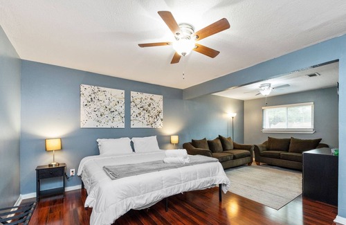 Houston House | |King Bed Suite|North Houston Modern Style Home