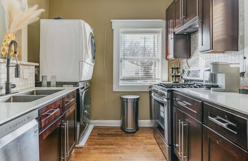 Midtown Apartment | King Bed @ The MadiZEN. No Cleaning Fee! Central Midtown Location!