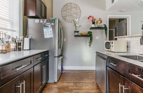 Midtown Apartment | King Bed @ The MadiZEN. No Cleaning Fee! Central Midtown Location!
