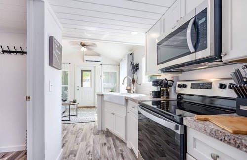 Guntersville Cottage | King Bed Tiny Home Boat Parking Private Firepit 5 Mins to Boat Ramps