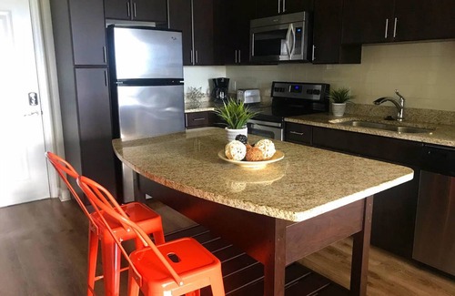 Carver City - Lincoln Gardens Apartment | KING Bed, Walk to Shopping/Food, Pool and Gym!