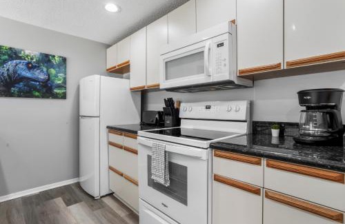Gulfport Apartment | KING BED Well-Located Cozy Townhouse Retreat
