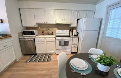East Ocean View Apartment | King Bed WIFI - Work Space - Quiet - EZ parking