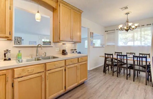 Beaumont House | king bed with Pool table, decked patio and gym