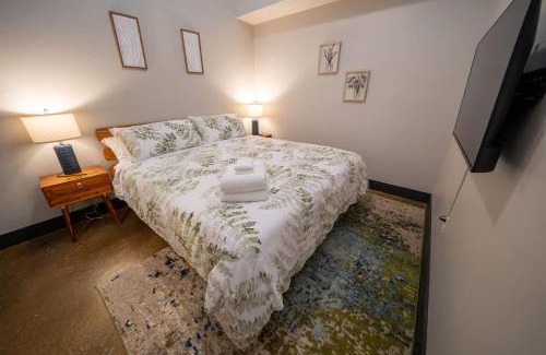 Buchanan Apartment | King bedroom Apartment - River - Brewery - Downtown