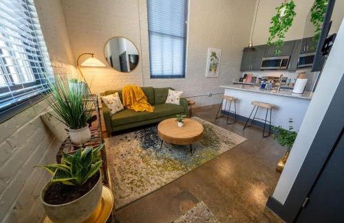Buchanan Apartment | King bedroom Apartment - River - Brewery - Downtown