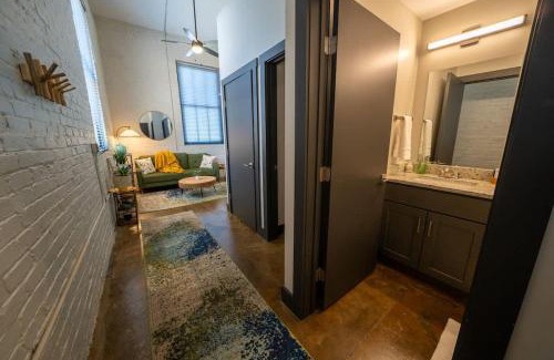 Buchanan Apartment | King bedroom Apartment - River - Brewery - Downtown
