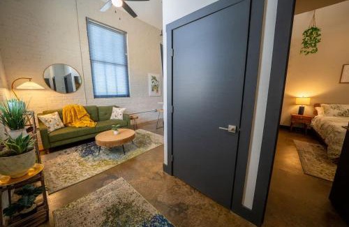 Buchanan Apartment | King bedroom Apartment - River - Brewery - Downtown