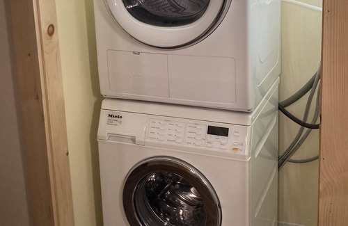 Elkins Apartment | King bedroom apartment with full laundry at Deepwell Farm